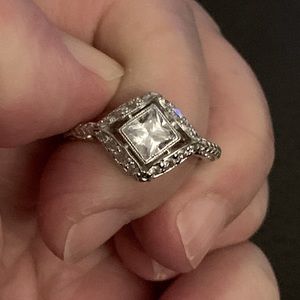 Elegant Silver Women's Ring with Clear Stone